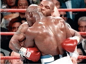 Mike Tyson arrancándole media oreja a su rival porque cocaína.